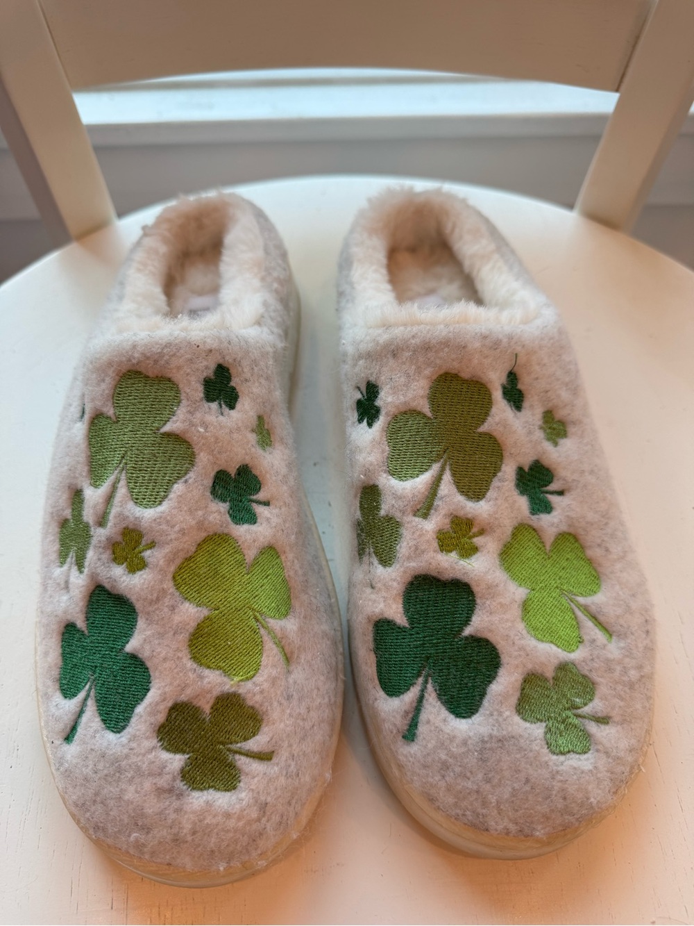 🍀 Koolaburra by UGG Shamrock Clover Cozy Slippers — Women’s 8–9